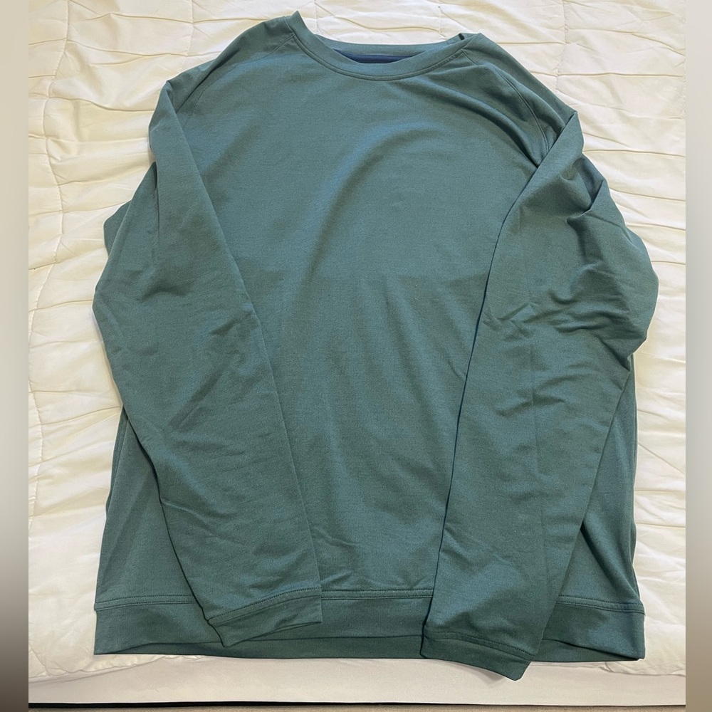 Peter Millar crewneck top. Size Large